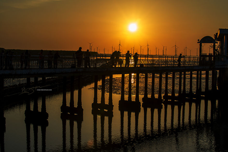 Every day, we wake up early in 4 am to see sunrise in my country.( Photo by Nguyen Vu Phuoc)