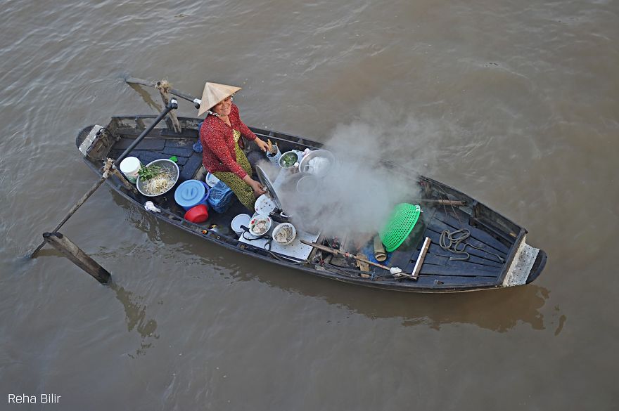 Where Mekong river flows rapidly all day long. There is no photographers get bored when coming here – the river land with friendly people, and plenty of selling, buying, life activities on the boats. (Photo by Reha Billr)